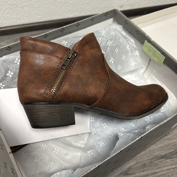 SUN + STONE Abby Double Zip Round Toe Block Heel Booties Chocolate - Picture 4 of 4